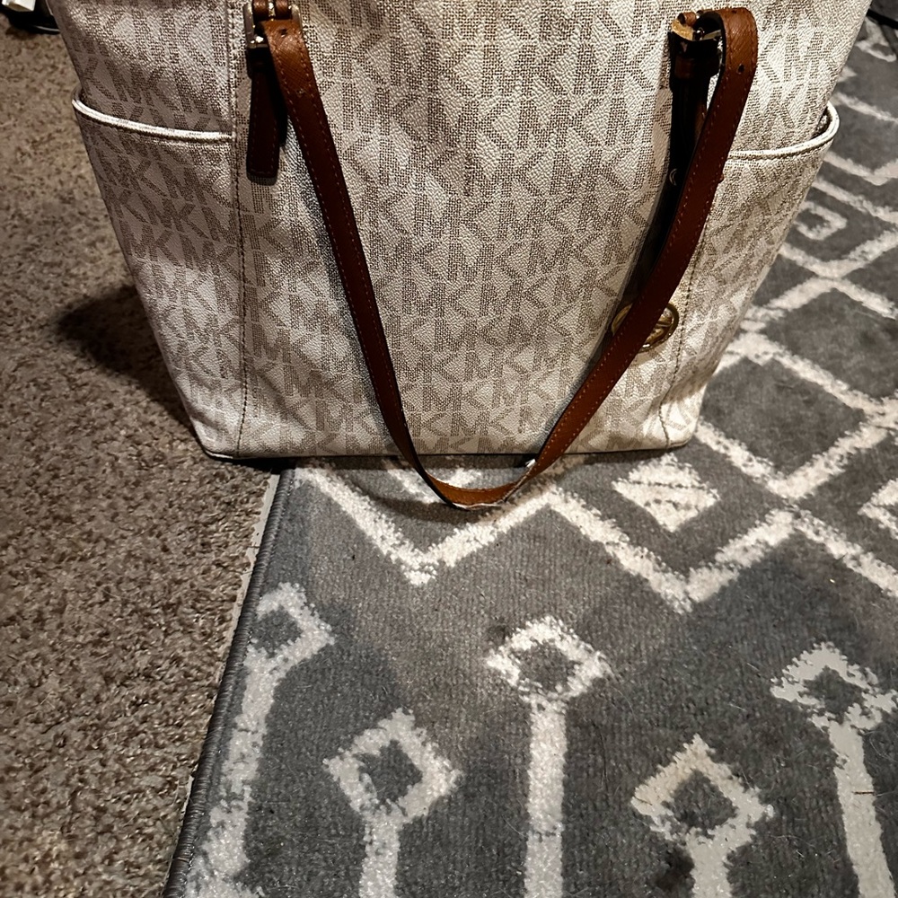 Large MK inside 1 zip 4 slips and 2 outside pockets